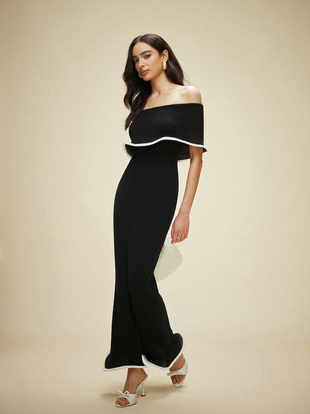 Colorblock-Kleid mit Rüschen und Neckholder-Ausschnitt aus Strick