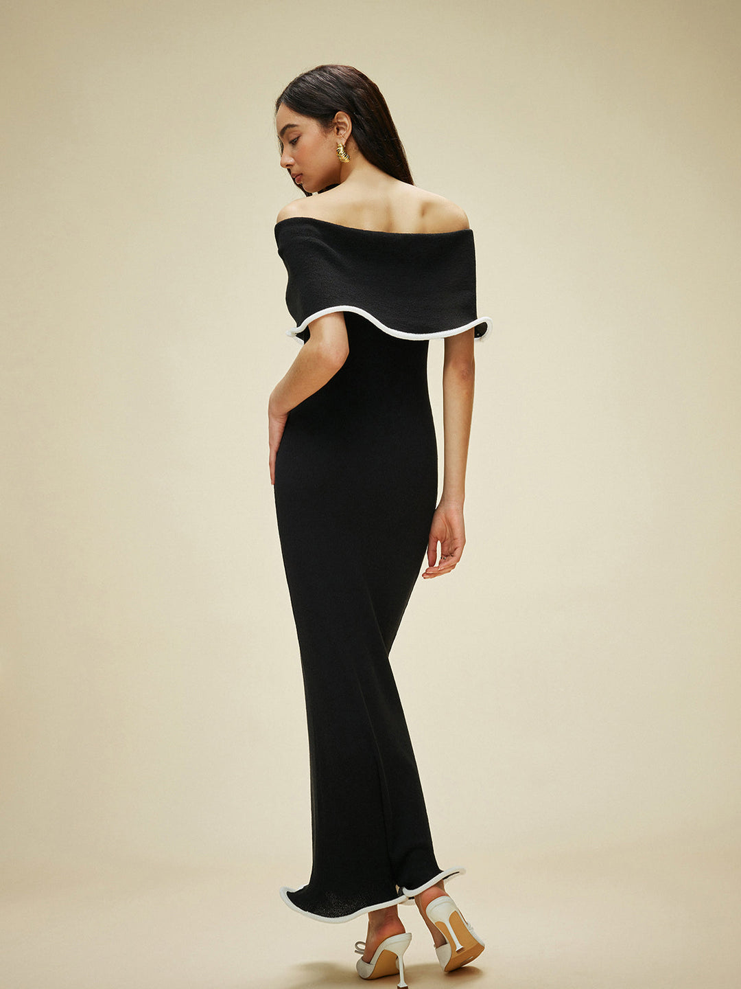 Colorblock-Kleid mit Rüschen und Neckholder-Ausschnitt aus Strick