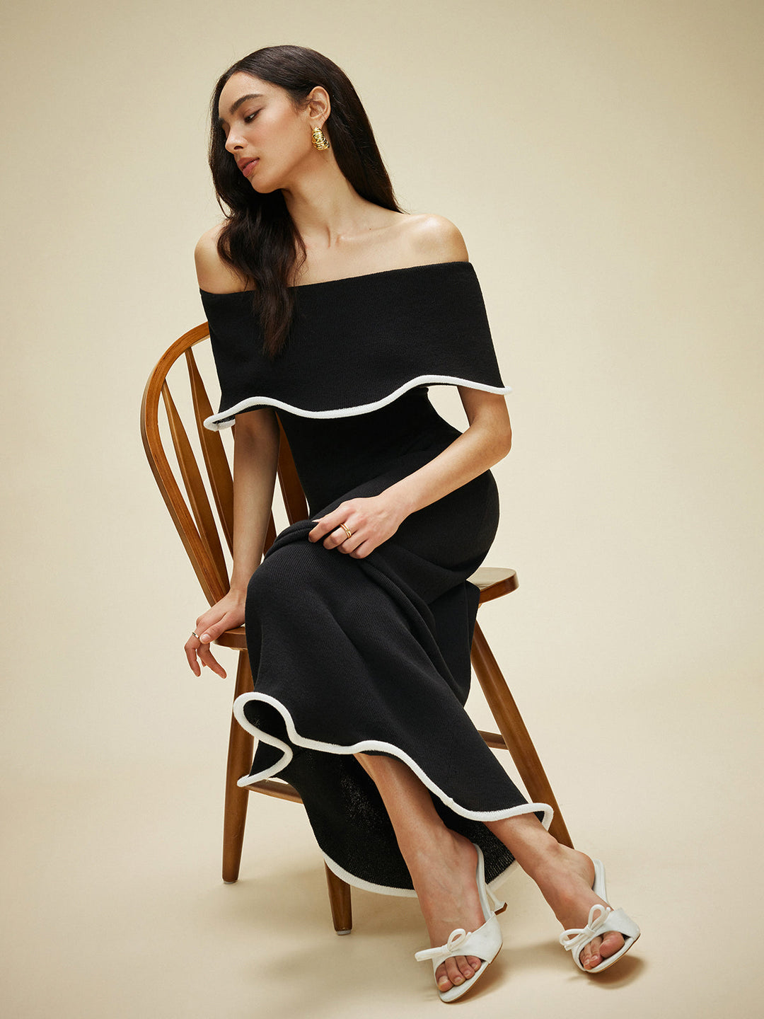 Colorblock-Kleid mit Rüschen und Neckholder-Ausschnitt aus Strick