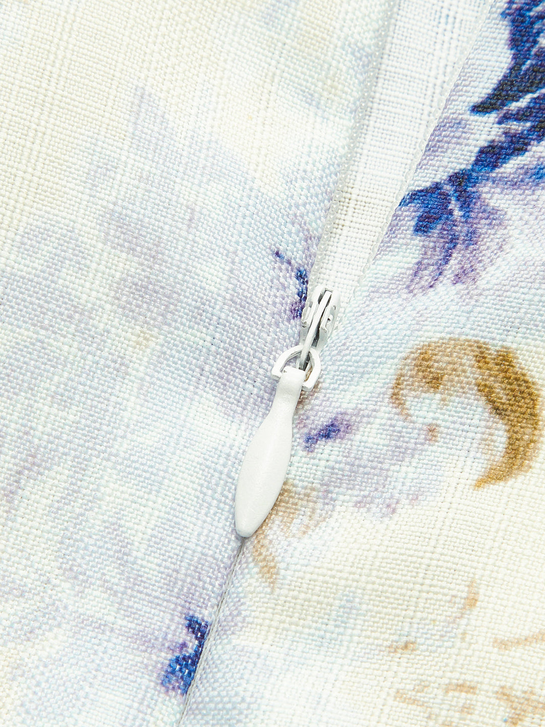 Kleid mit Blumenmuster und Puffärmeln mit Gürtel