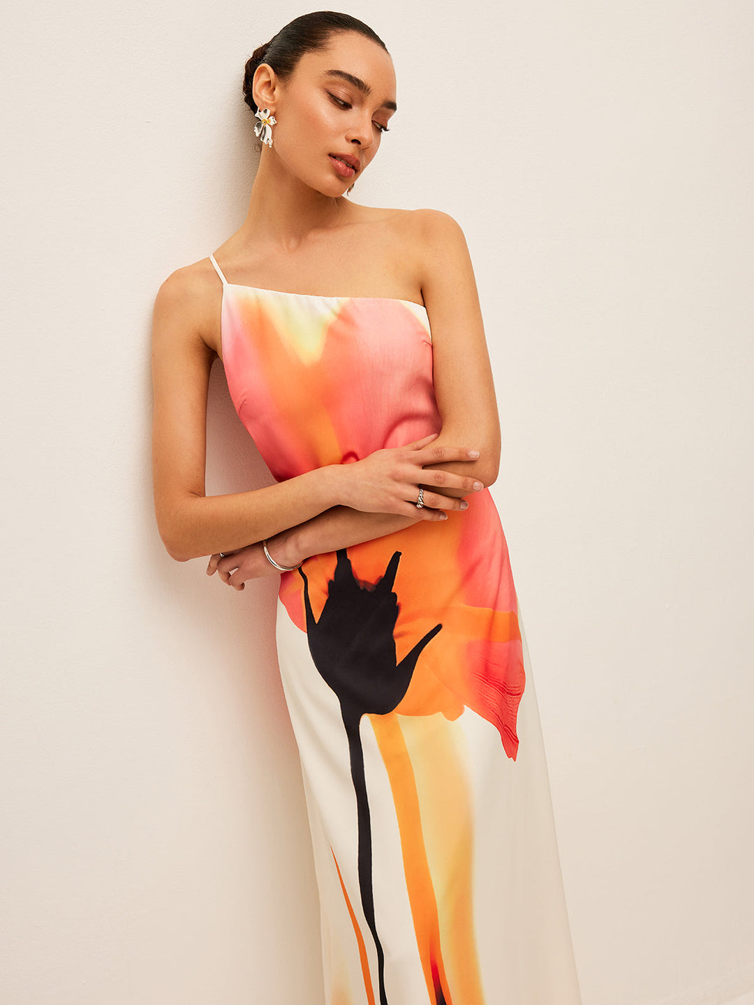 Asymmetrisches Kleid mit Blumenprint und gebundenem Rücken