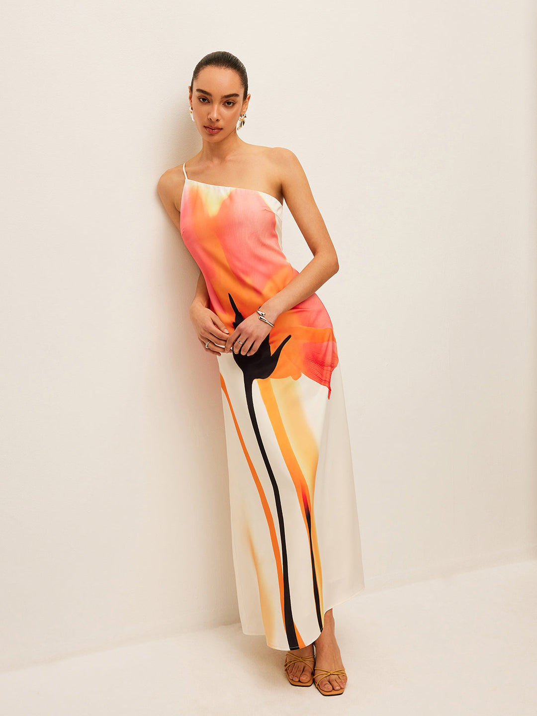 Asymmetrisches Kleid mit Blumenprint und gebundenem Rücken