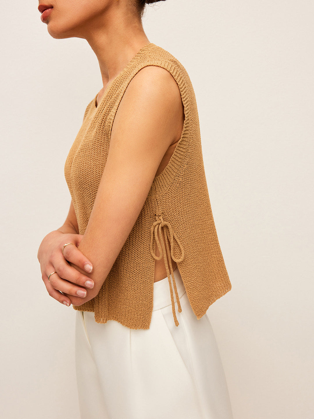 Ärmelloses Strickoberteil mit seitlichen Bindendetails