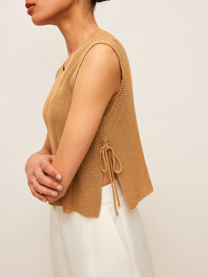 Ärmelloses Strickoberteil mit seitlichen Bindendetails