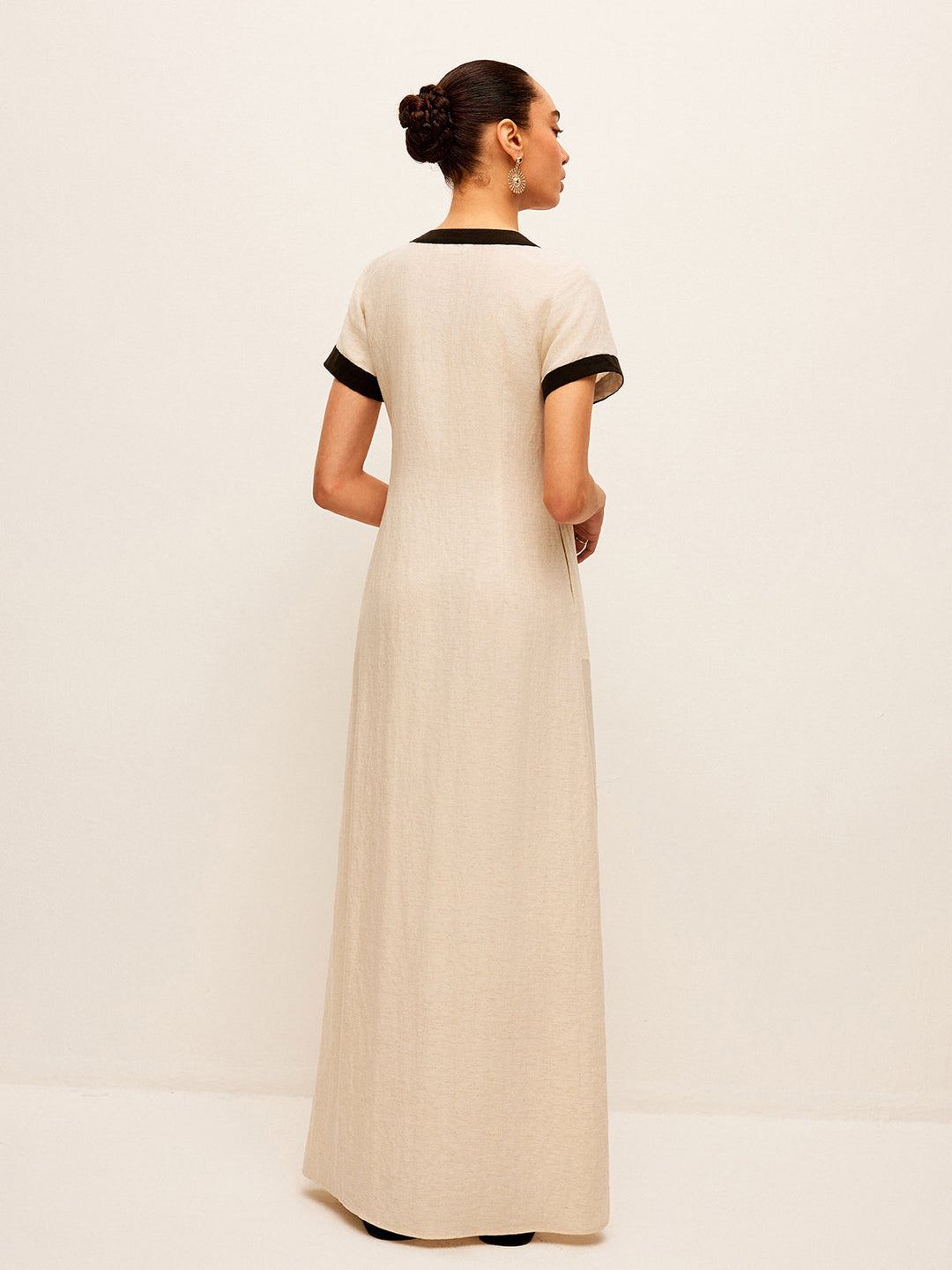 Kleid mit hohem Schlitz und Kontrastband aus Baumwolle und Leinen