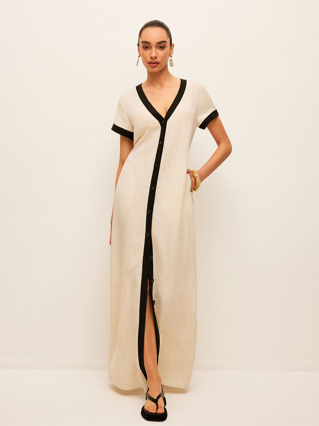 Kleid mit hohem Schlitz und Kontrastband aus Baumwolle und Leinen