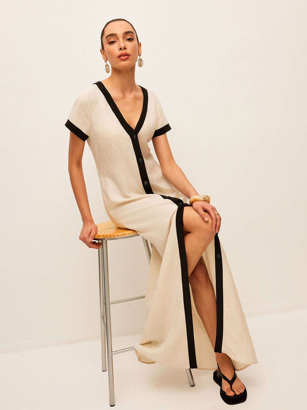 Kleid mit hohem Schlitz und Kontrastband aus Baumwolle und Leinen
