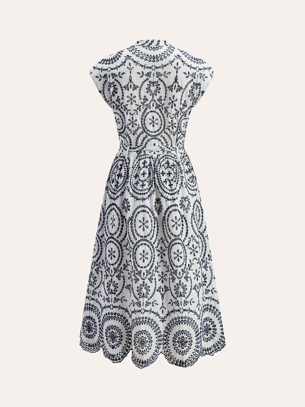 Besticktes Kleid mit V-Ausschnitt und Gürtel