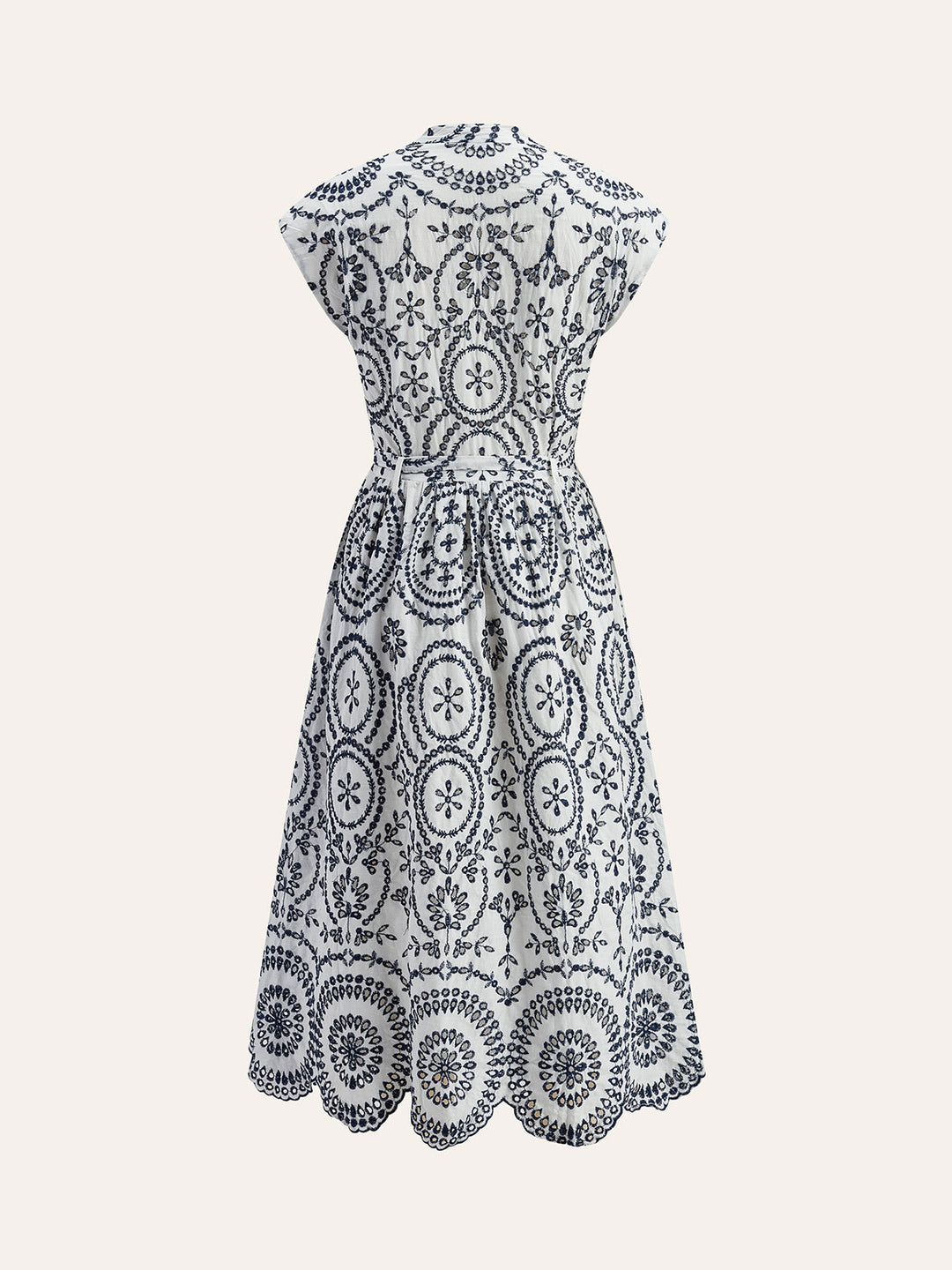 Besticktes Kleid mit V-Ausschnitt und Gürtel
