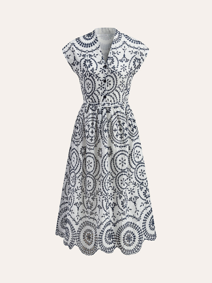 Besticktes Kleid mit V-Ausschnitt und Gürtel