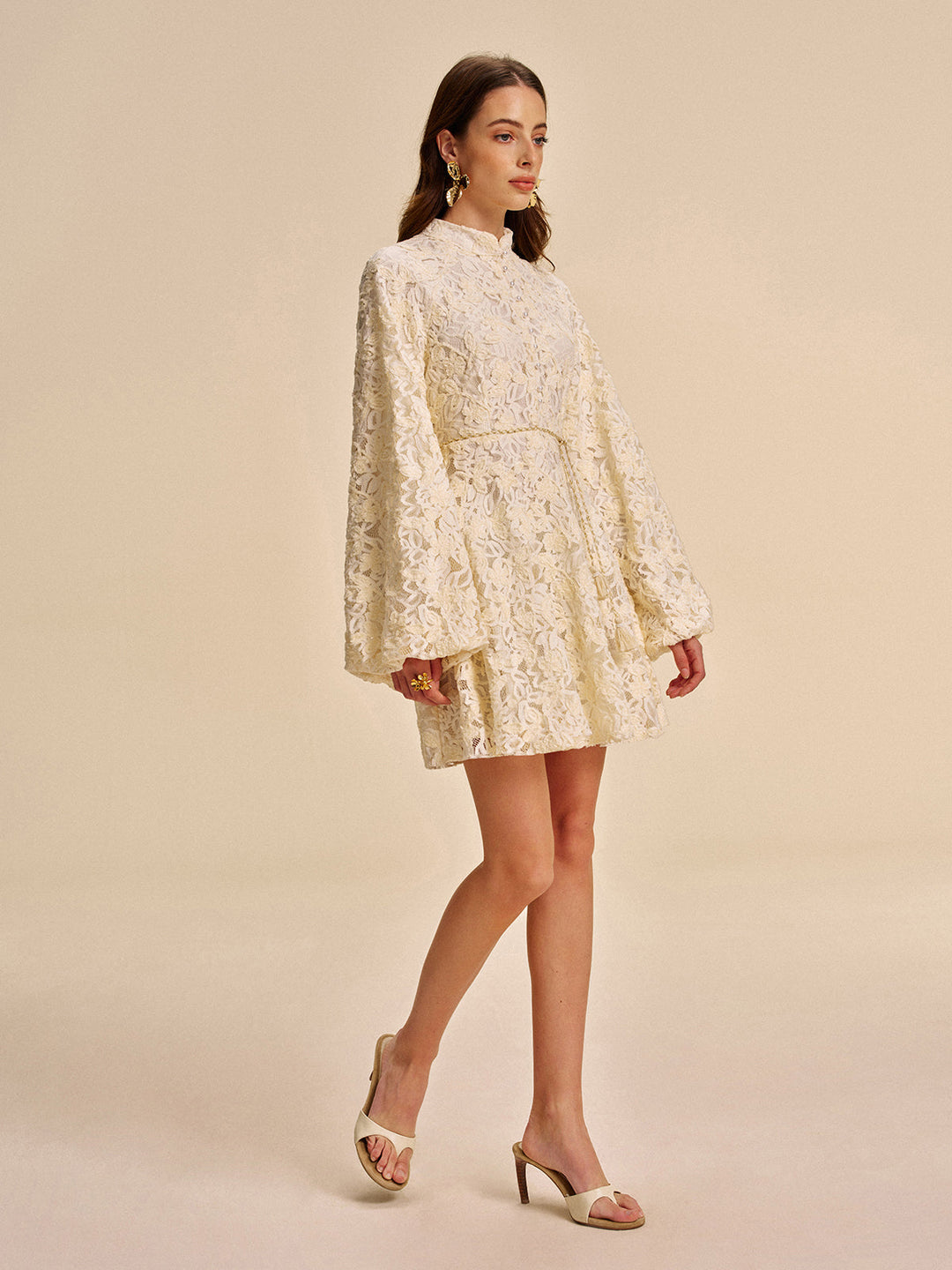 Spitzenkleid mit Glockenärmeln und Gürtel