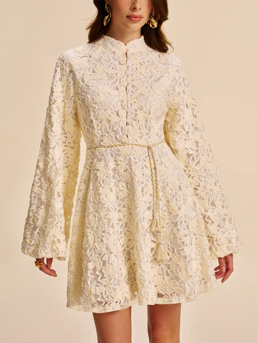 Spitzenkleid mit Glockenärmeln und Gürtel