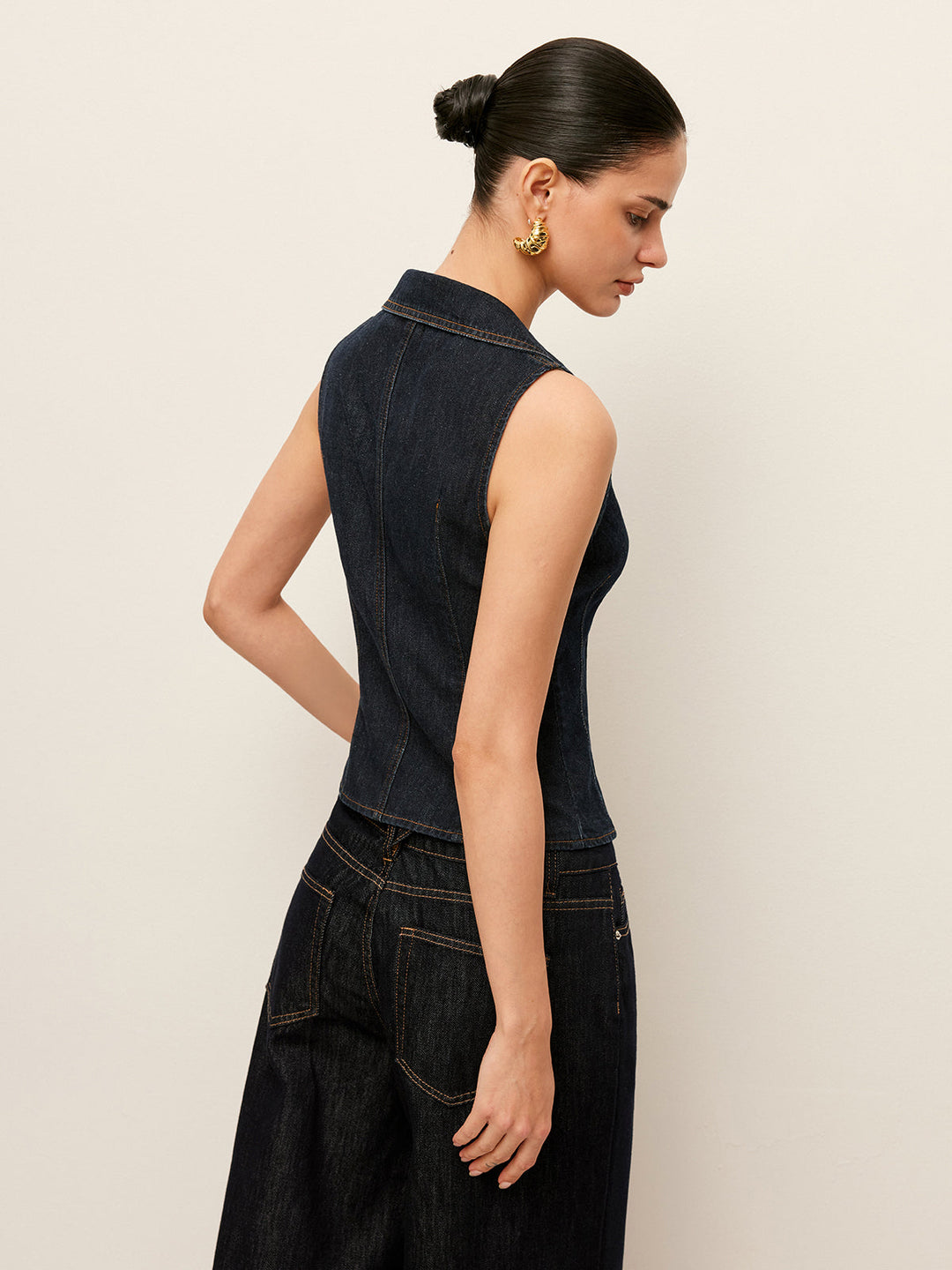 Denim Hemdkragenweste mit Blumenknopfdetail