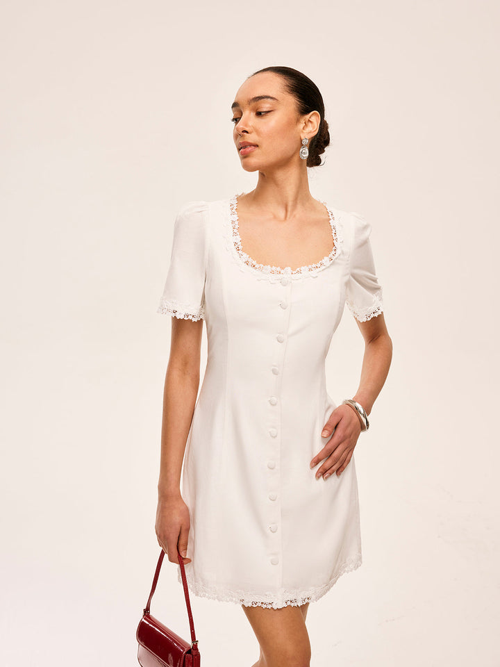 Kleid mit Baumwoll-Leinen-Spitzenbesatz und Knopfdetails