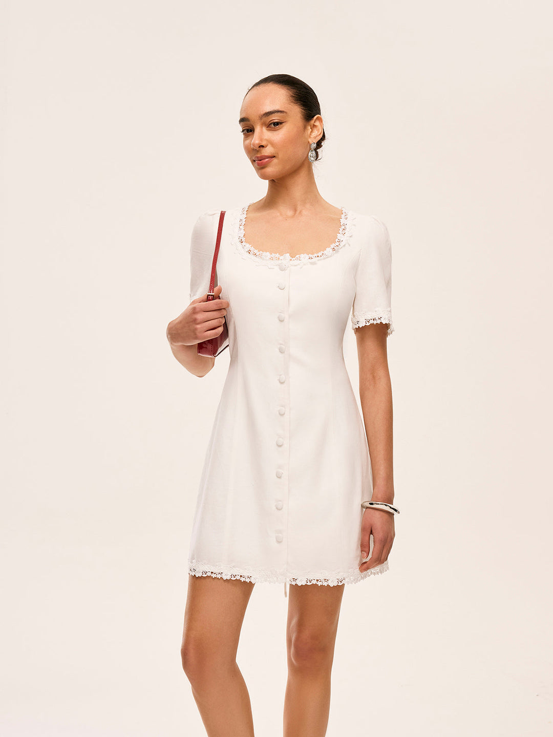 Kleid mit Baumwoll-Leinen-Spitzenbesatz und Knopfdetails