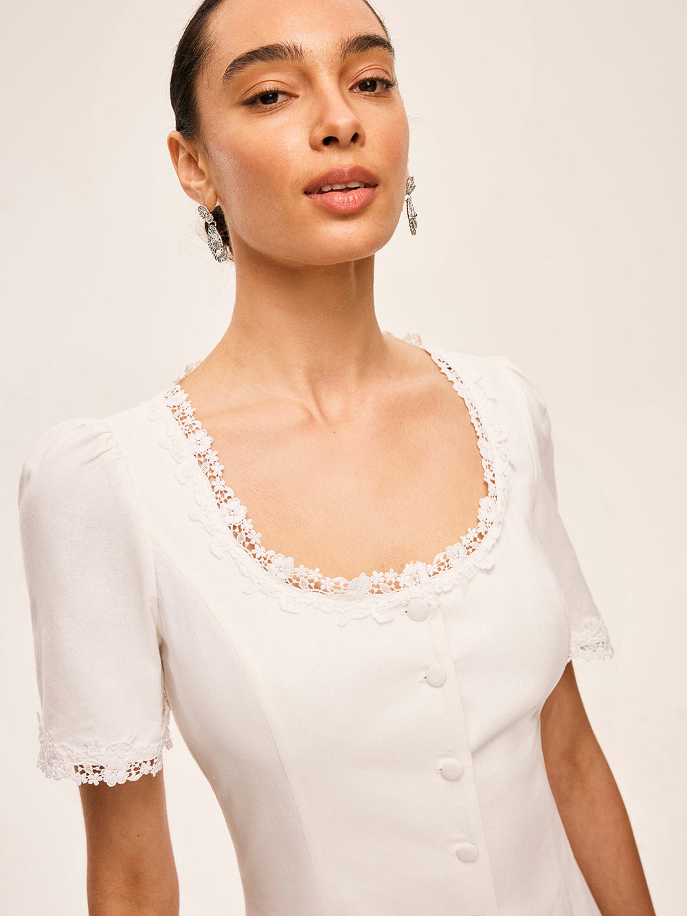 Kleid mit Baumwoll-Leinen-Spitzenbesatz und Knopfdetails