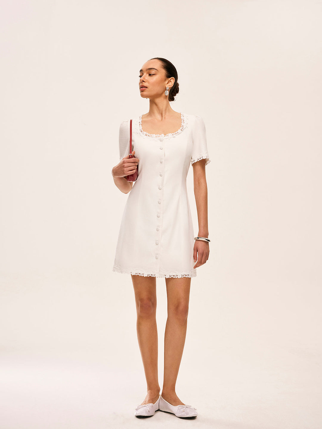 Kleid mit Baumwoll-Leinen-Spitzenbesatz und Knopfdetails