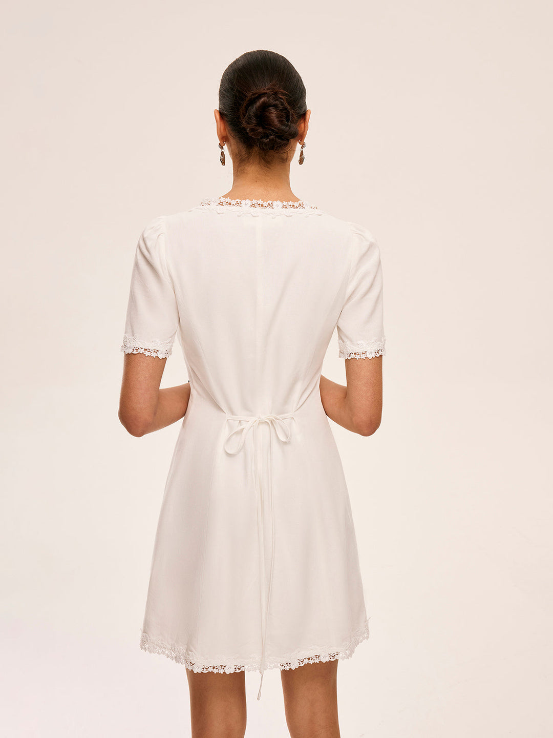 Kleid mit Baumwoll-Leinen-Spitzenbesatz und Knopfdetails