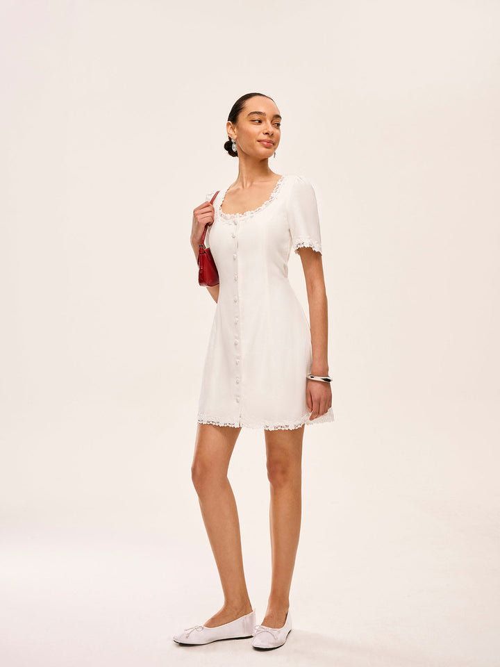 Kleid mit Baumwoll-Leinen-Spitzenbesatz und Knopfdetails