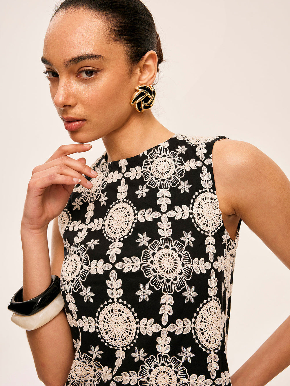 Ärmelloses Kleid aus bestickter Baumwolle