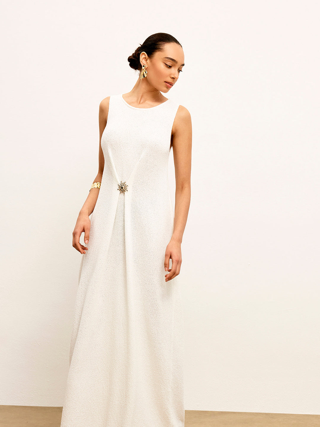 Ärmelloses Pulloverkleid mit Metalldetail