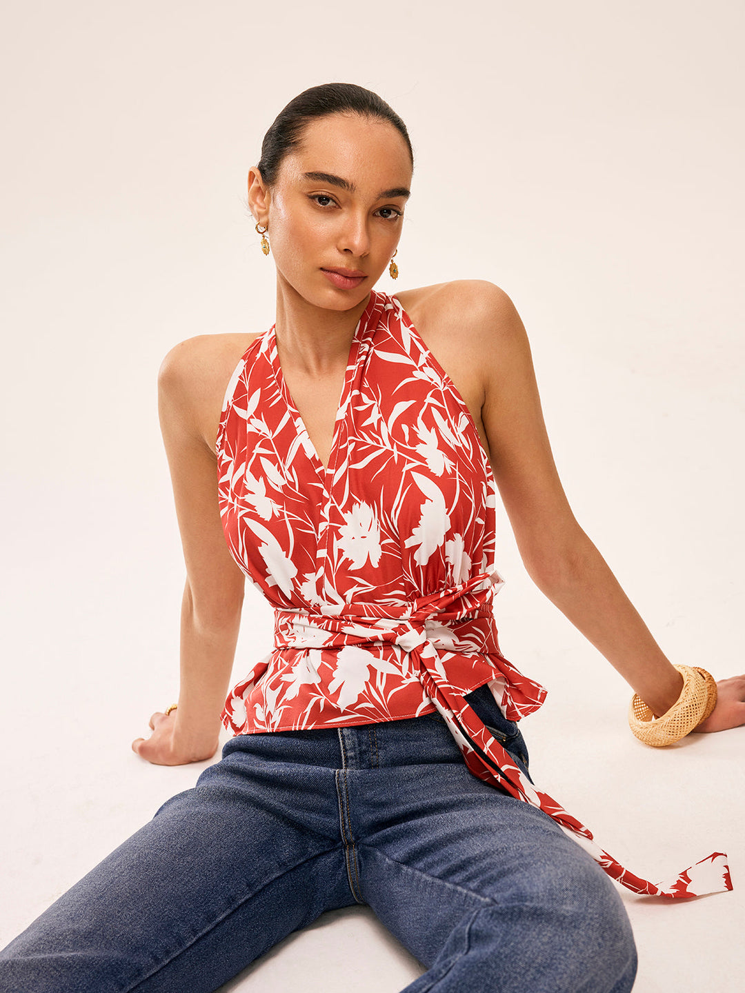 Blumen-Halter-Oberteil mit Bindegürtel in der Taille