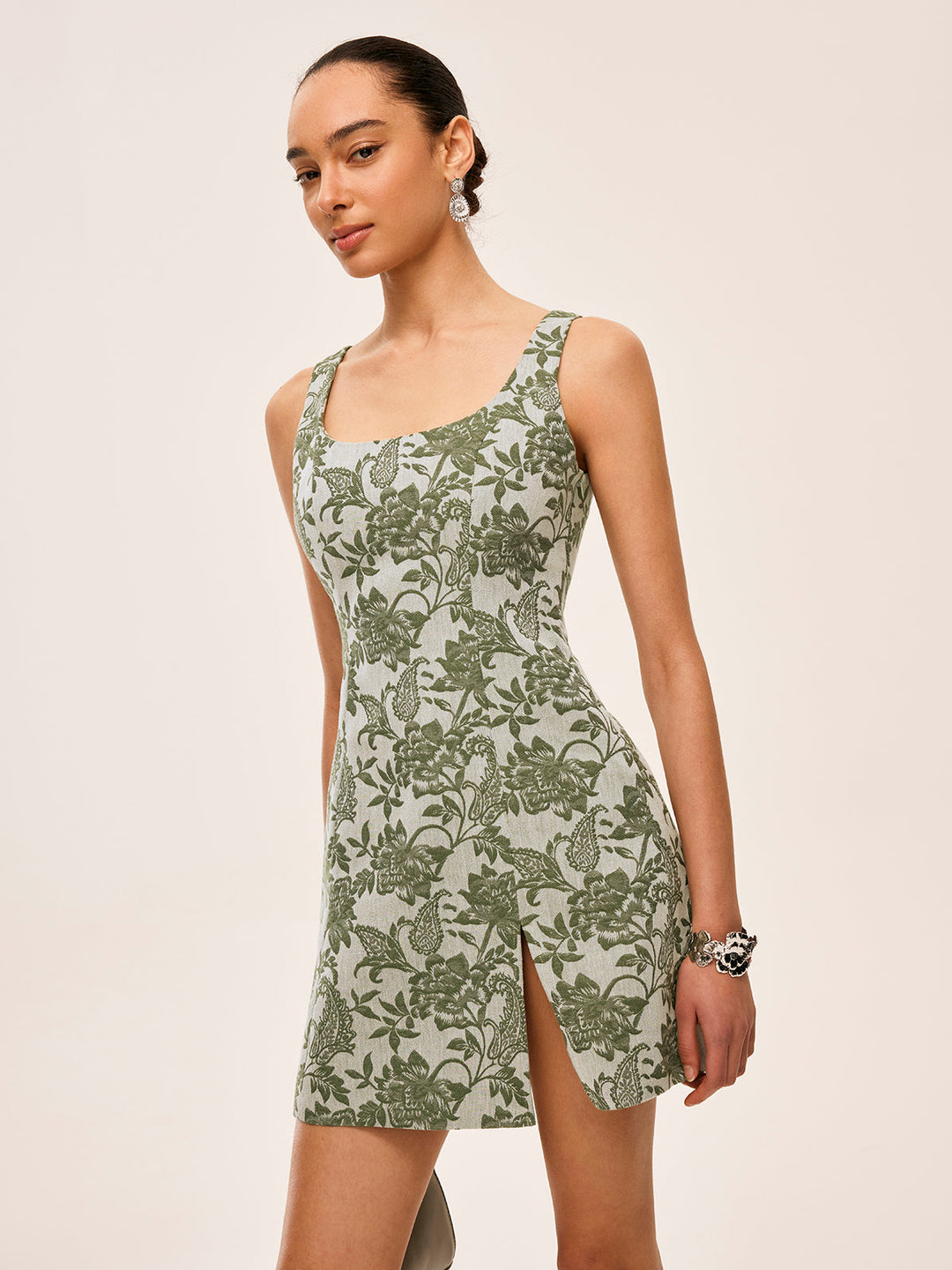 Blumenkleid mit quadratischem Ausschnitt und seitlichem Schlitz