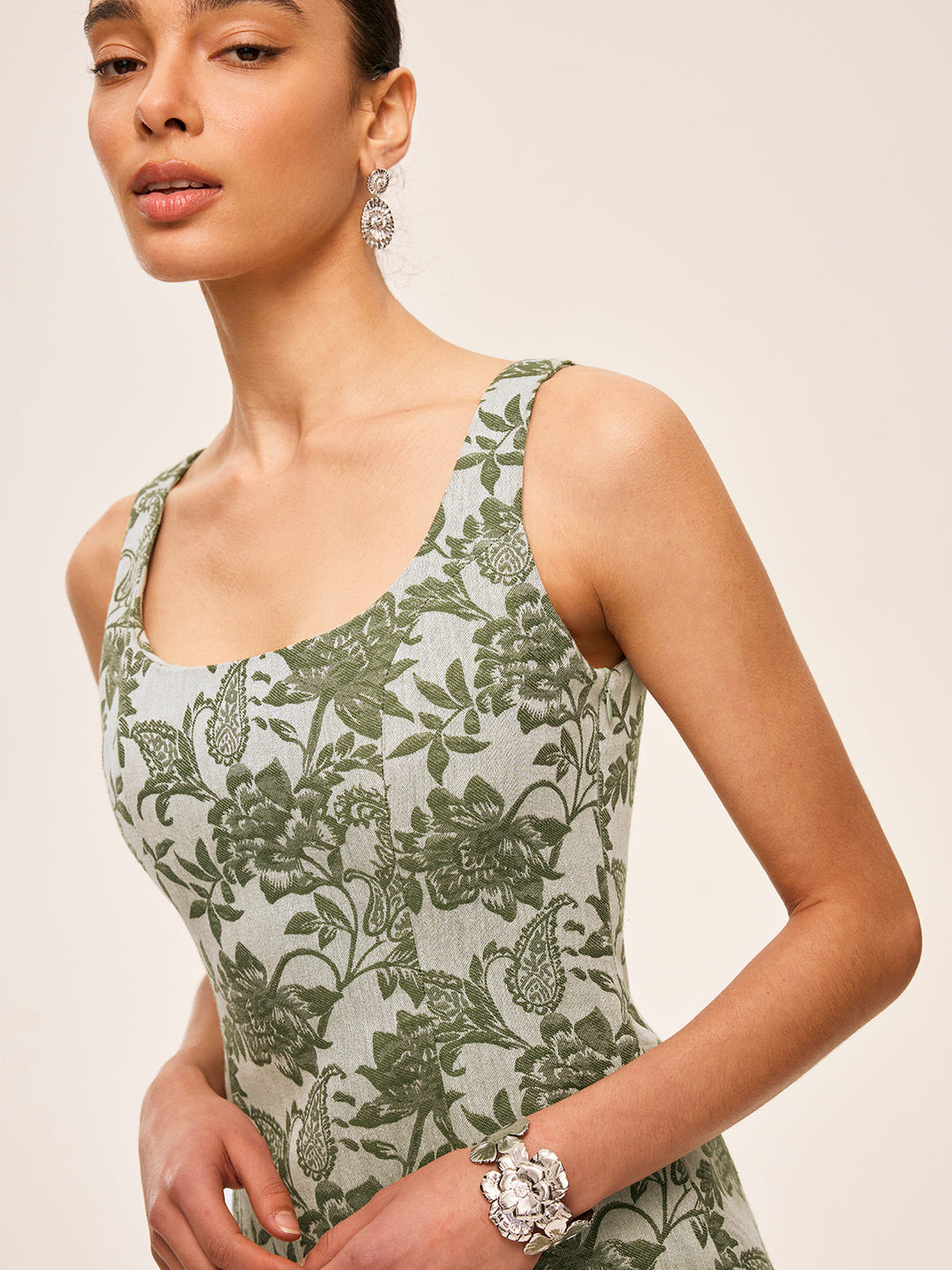 Blumenkleid mit quadratischem Ausschnitt und seitlichem Schlitz