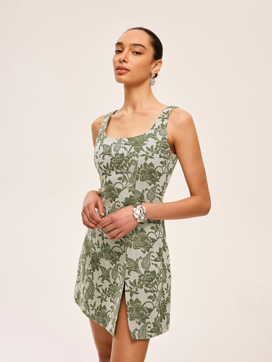 Blumenkleid mit quadratischem Ausschnitt und seitlichem Schlitz