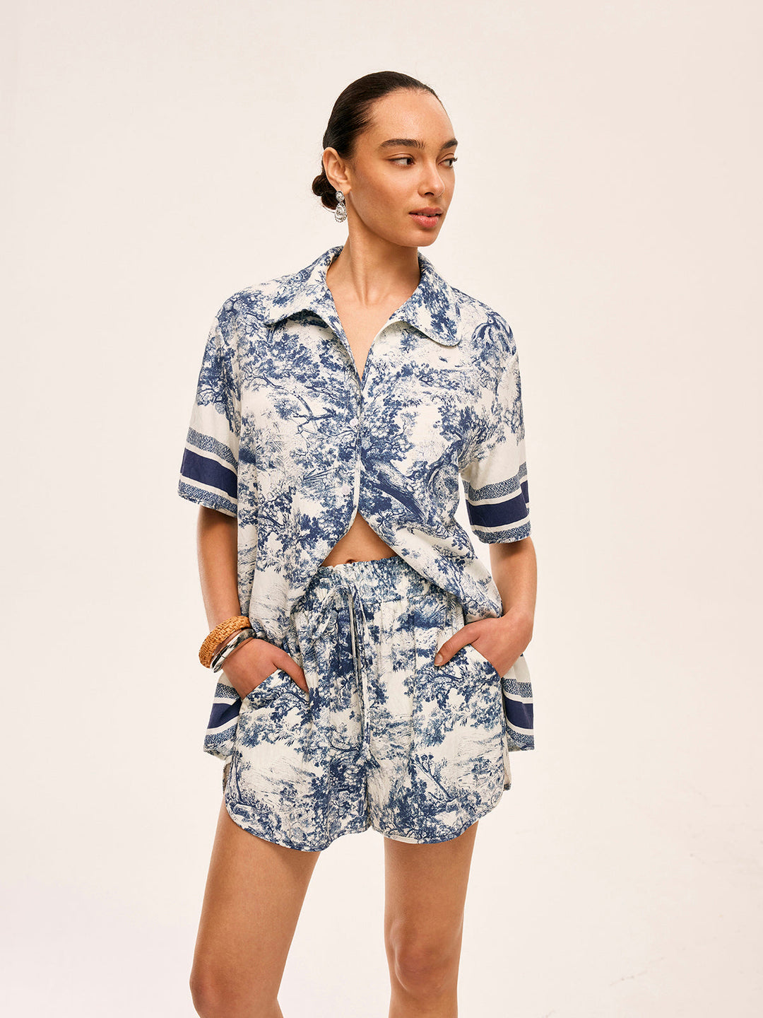 Bedruckte Shorts mit Kontrastbesatz Sets