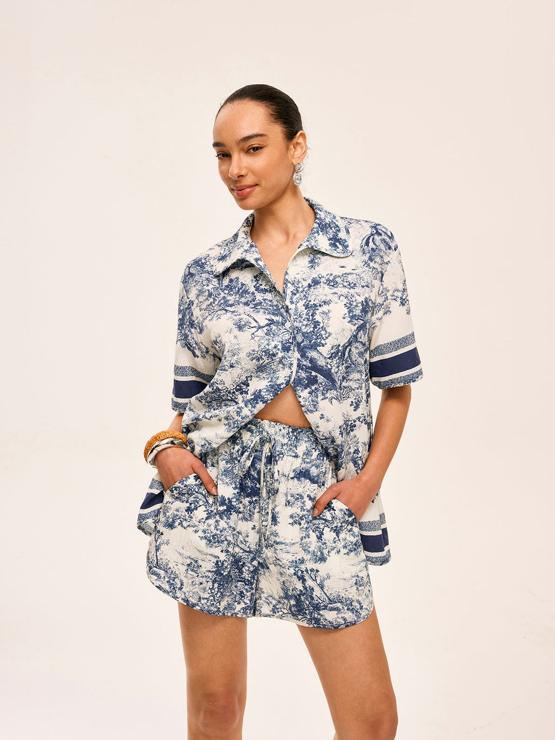 Bedruckte Shorts mit Kontrastbesatz Sets