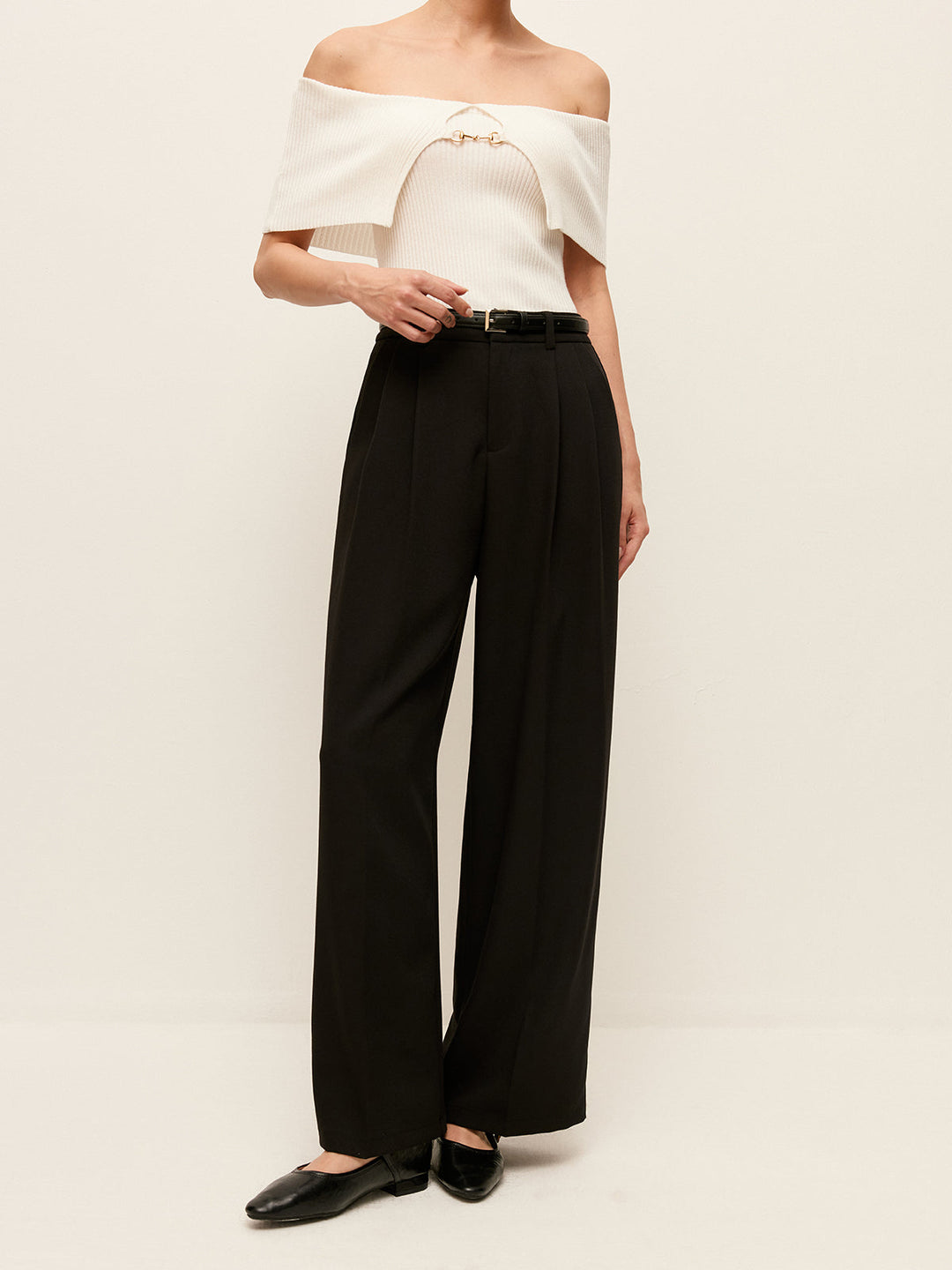 GÜRTELHOSE MIT WEITEM BEIN UND HOHEM BUND MIT TASCHEN