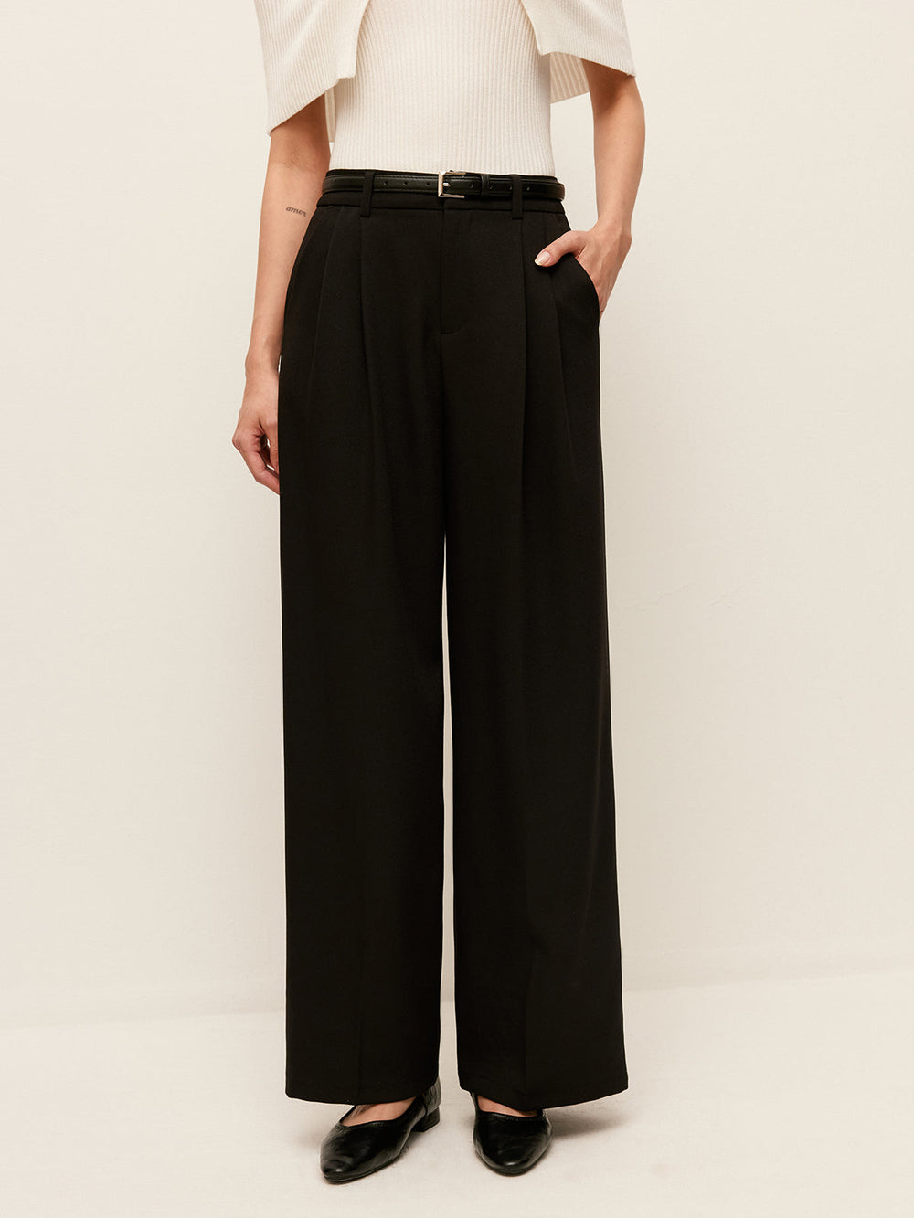 GÜRTELHOSE MIT WEITEM BEIN UND HOHEM BUND MIT TASCHEN