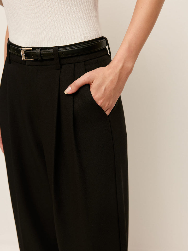 GÜRTELHOSE MIT WEITEM BEIN UND HOHEM BUND MIT TASCHEN
