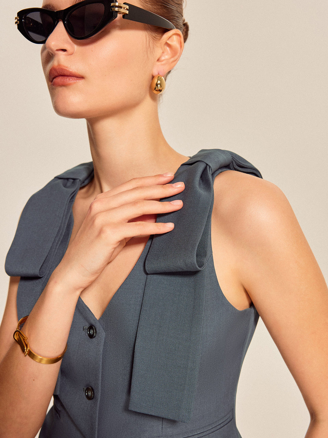 Elegante Weste mit Schleifendetails an den Schultern