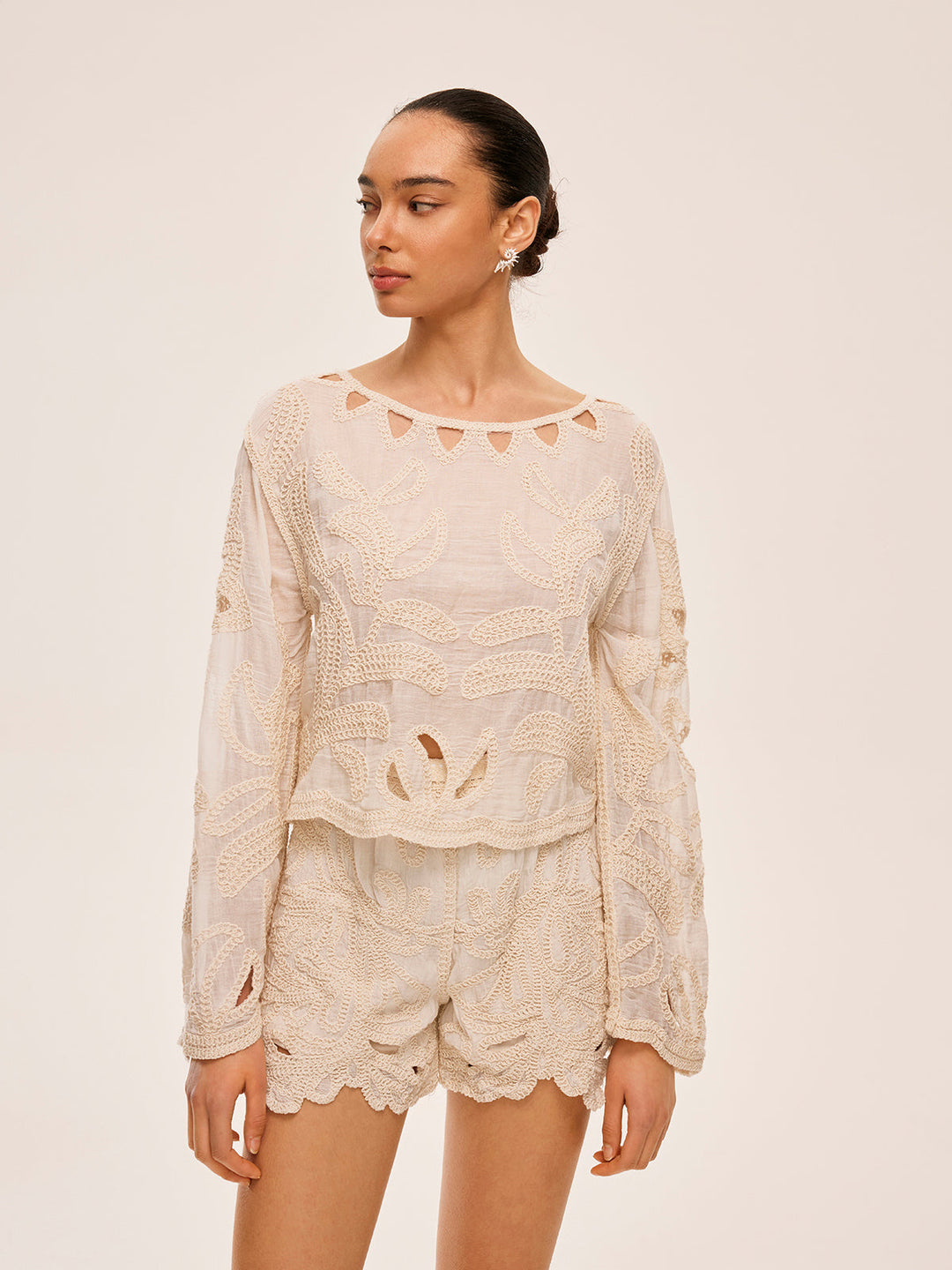 Bestickte Shorts mit Cut-Out