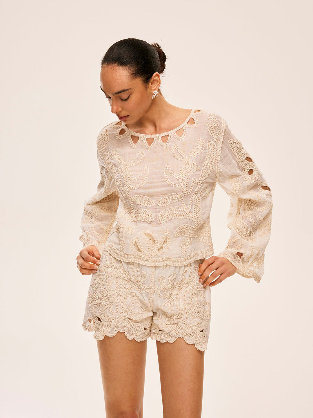 Bestickte Shorts mit Cut-Out