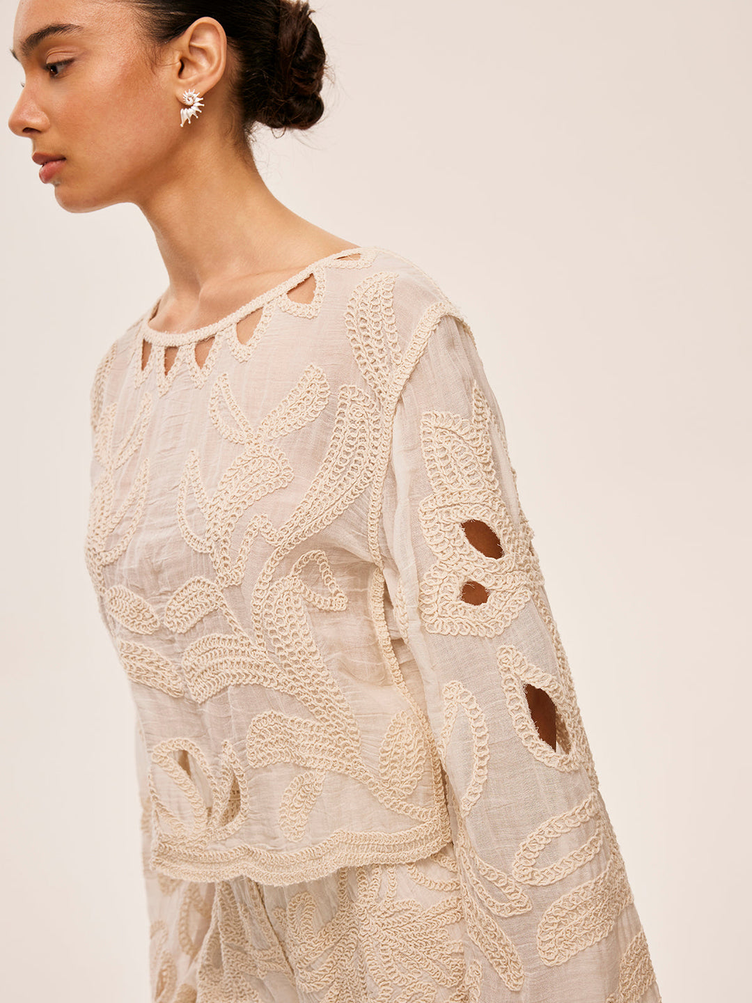 Bestickte Shorts mit Cut-Out