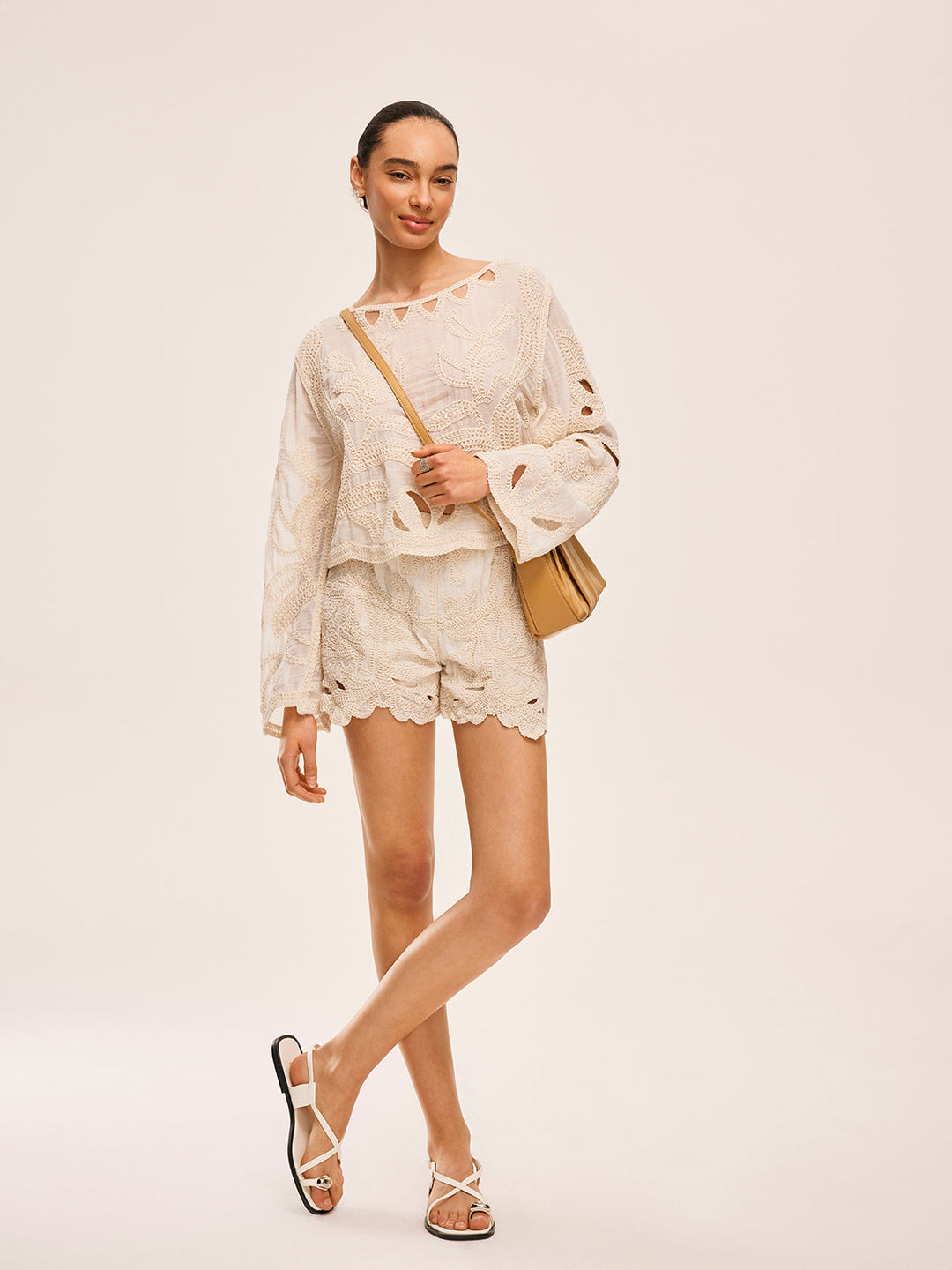 Bestickte Shorts mit Cut-Out