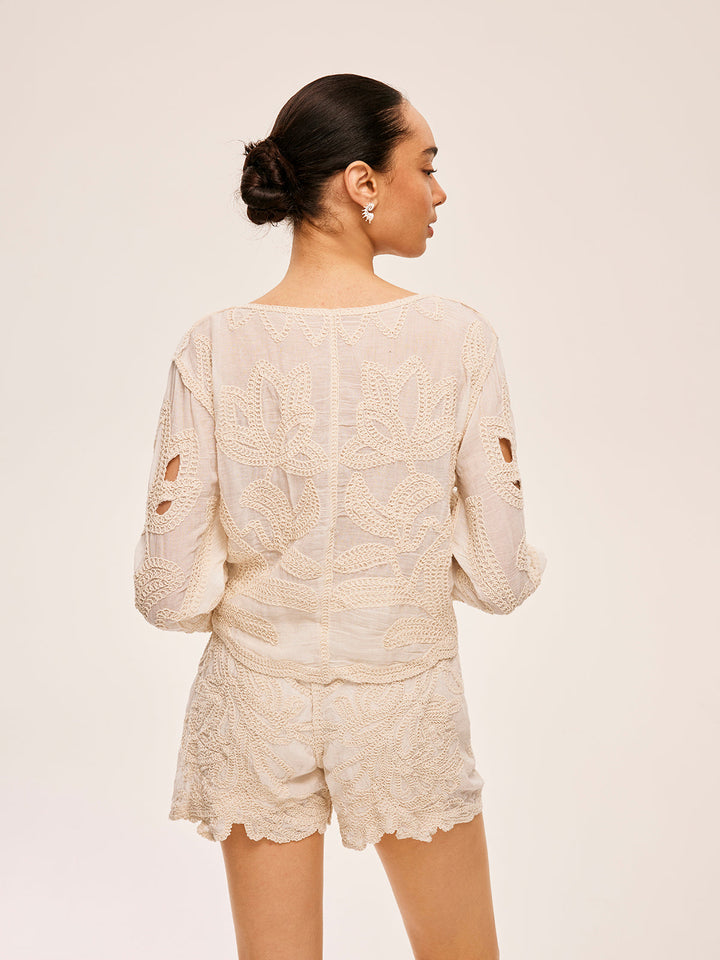 Bestickte Shorts mit Cut-Out