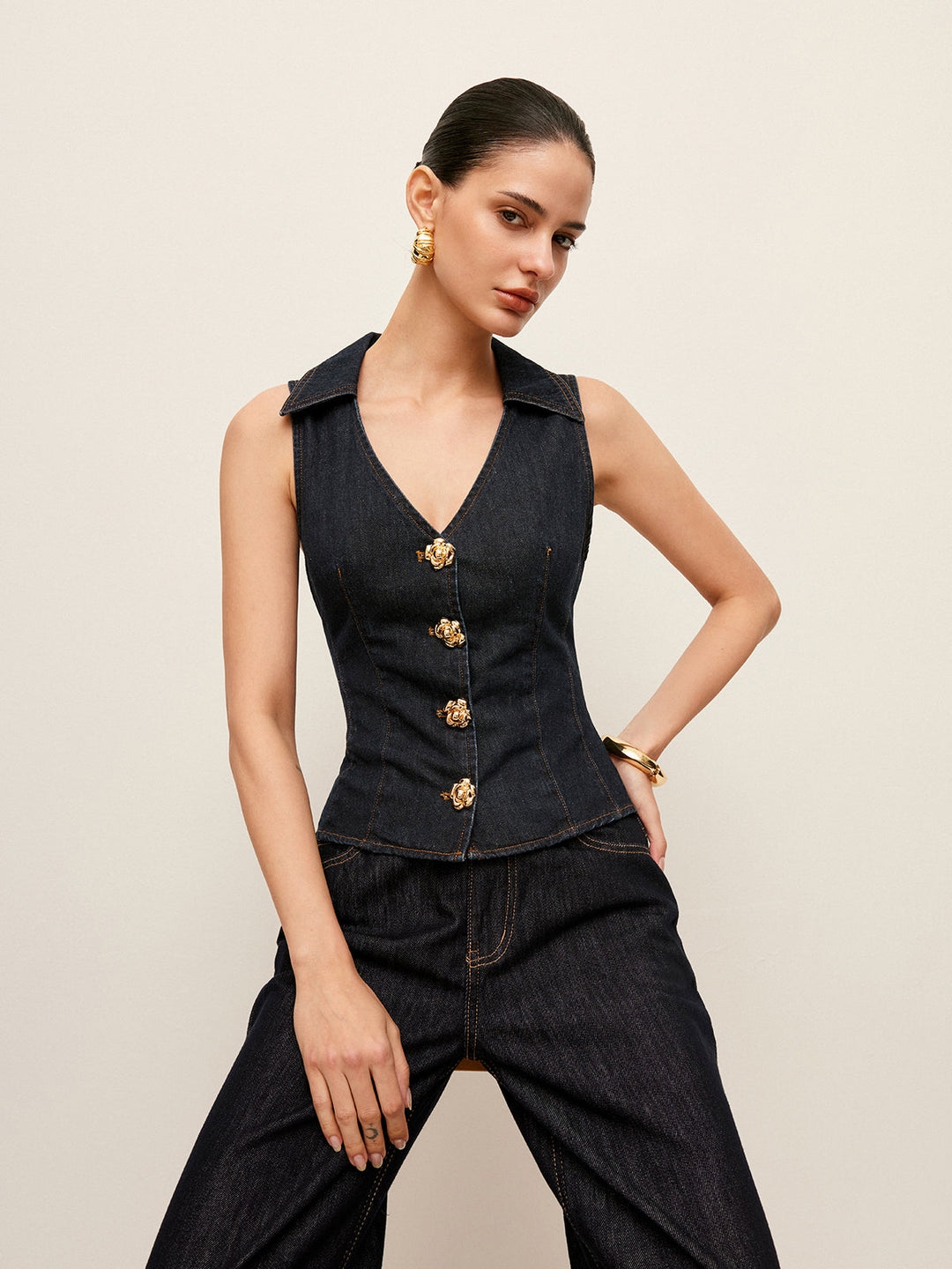 Denim Kragenweste mit floralem Knopfdetail