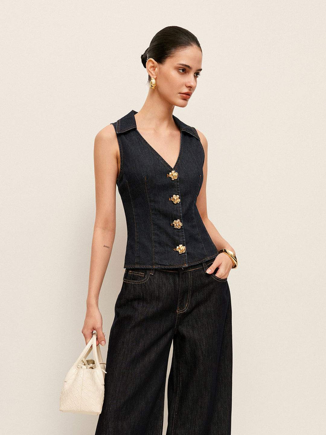 Denim Kragenweste mit floralem Knopfdetail