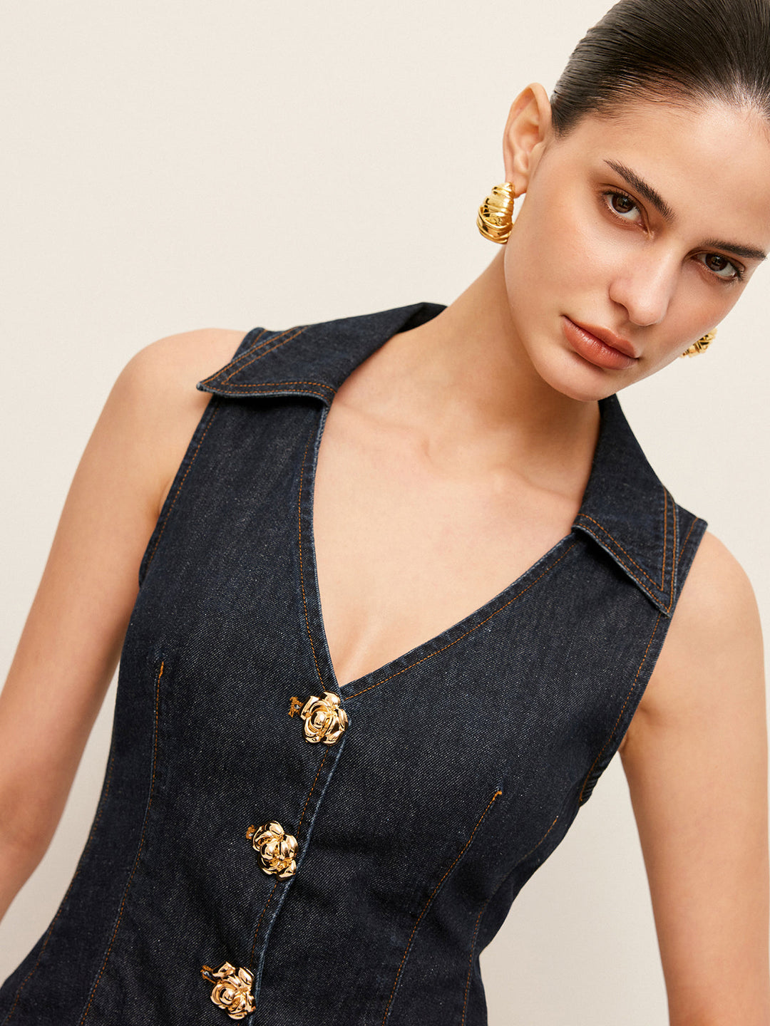 Denim Hemdkragenweste mit Blumenknopfdetail