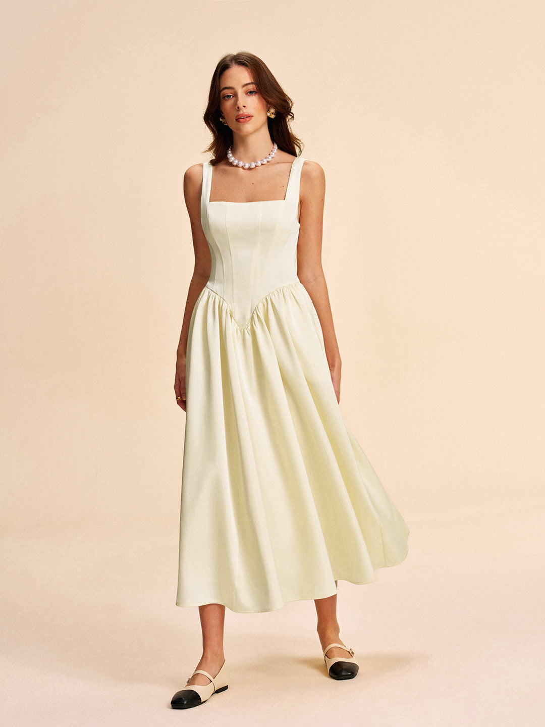 Kleid mit quadratischem Ausschnitt und Falten