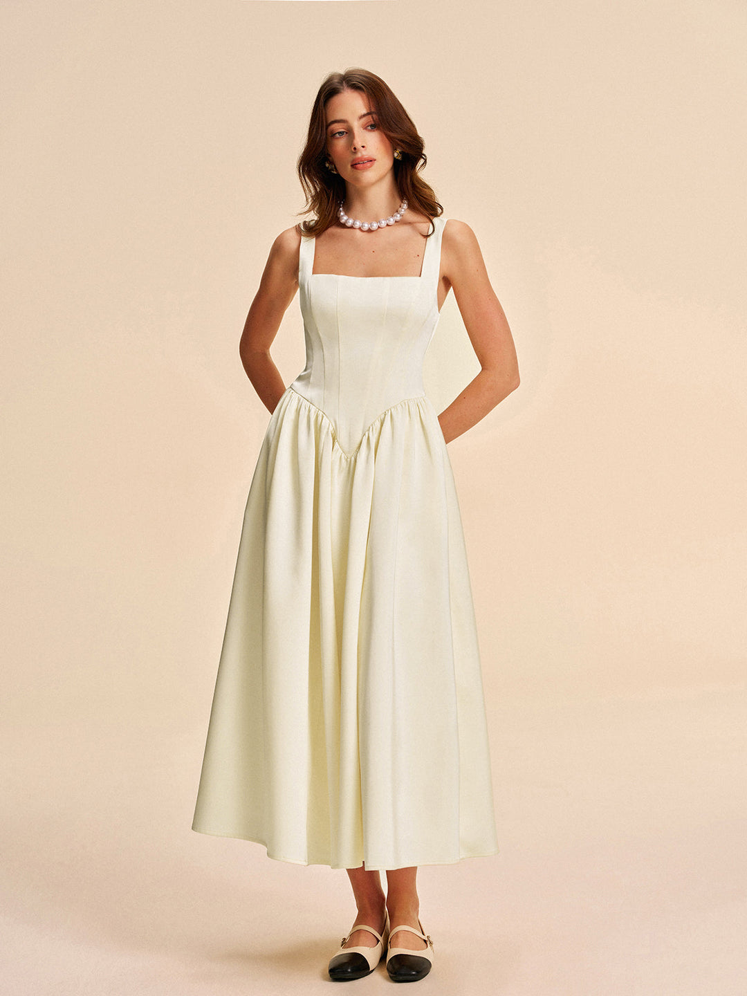 Kleid mit quadratischem Ausschnitt und Falten