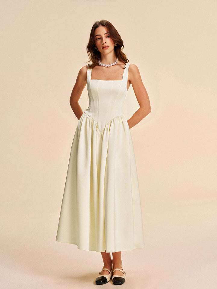 Kleid mit quadratischem Ausschnitt und Falten
