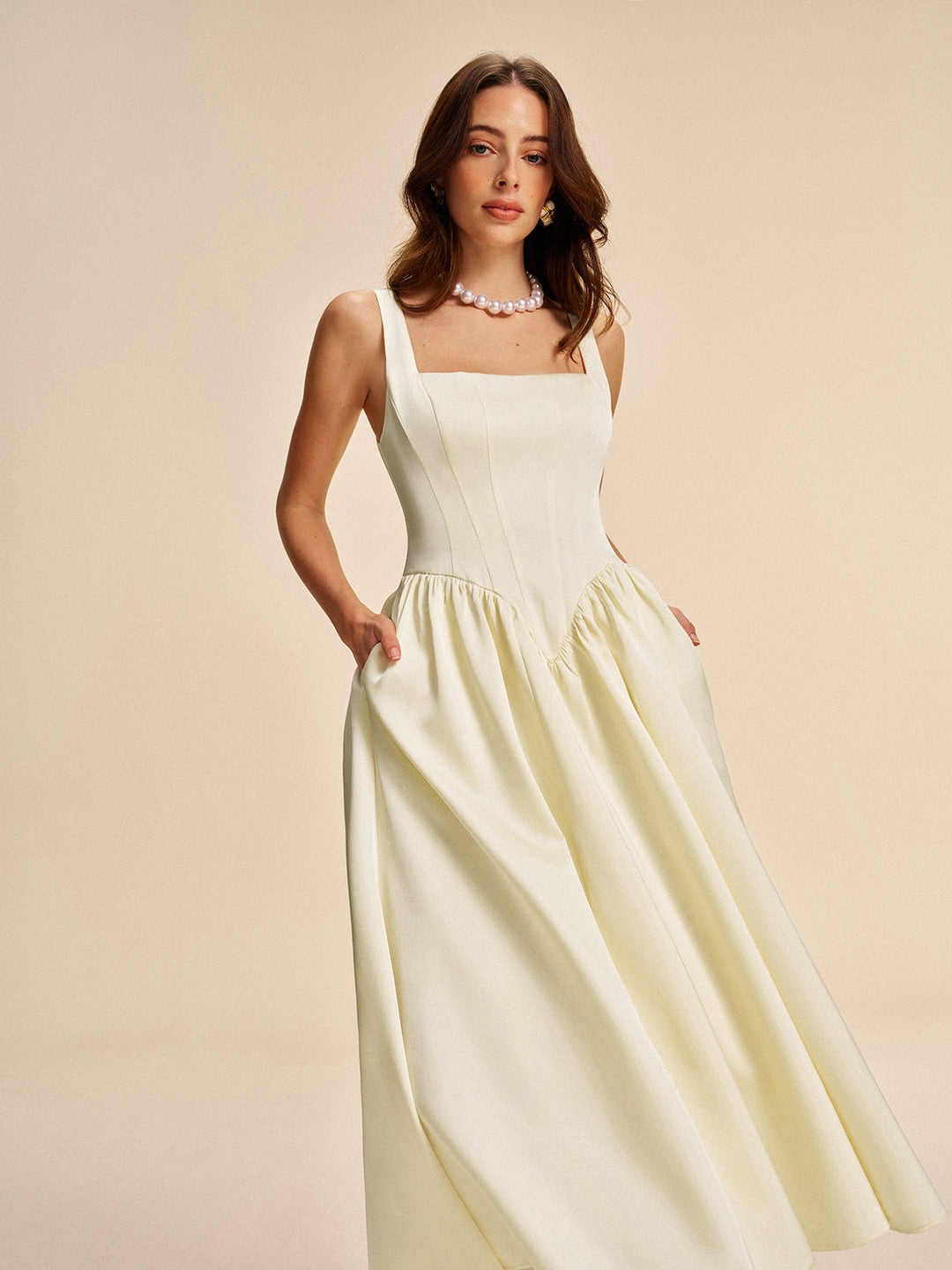 Kleid mit quadratischem Ausschnitt und Falten