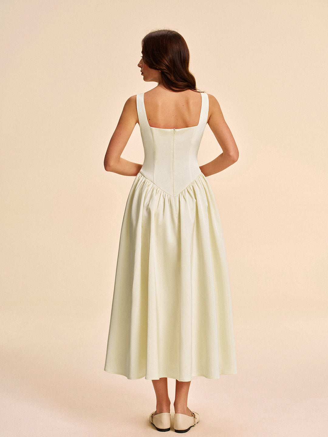 Kleid mit quadratischem Ausschnitt und Falten