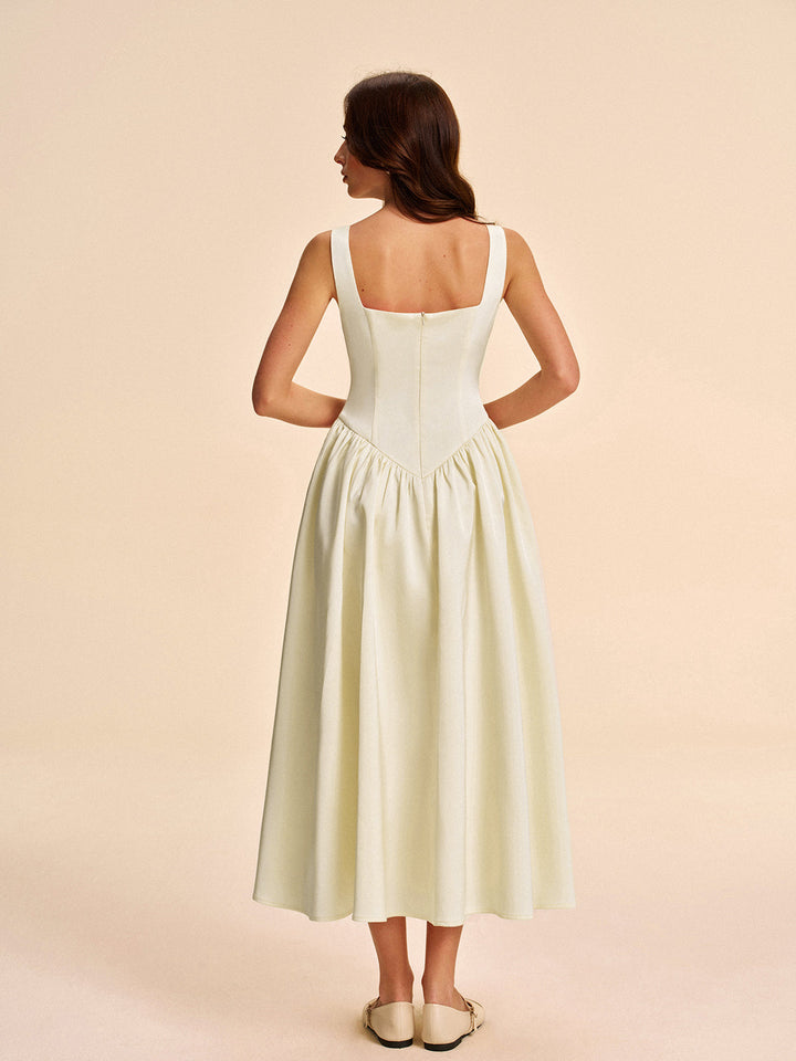 Kleid mit quadratischem Ausschnitt und Falten