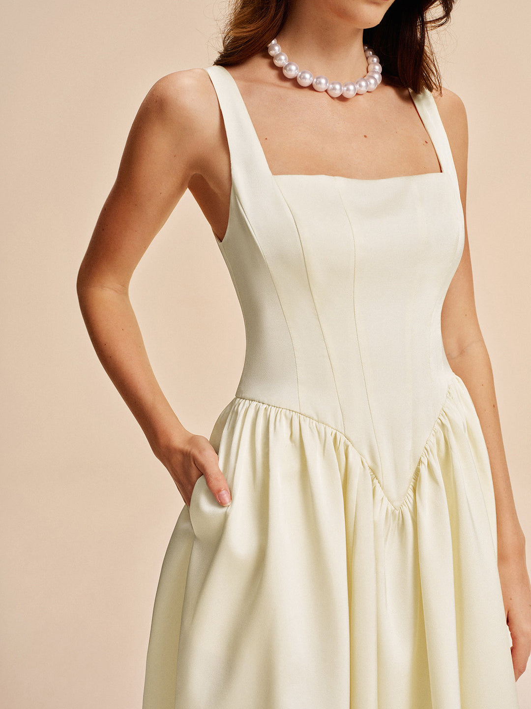 Kleid mit quadratischem Ausschnitt und Falten